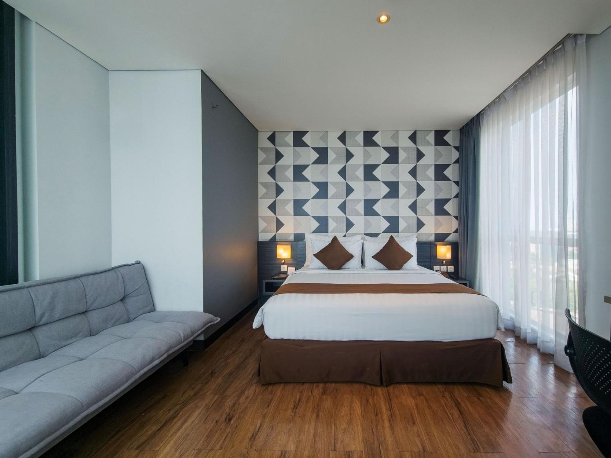 ลูมิเนอร์ โฮเทล เจมูร์ซารี Hotel สุราบายา ภายนอก รูปภาพ