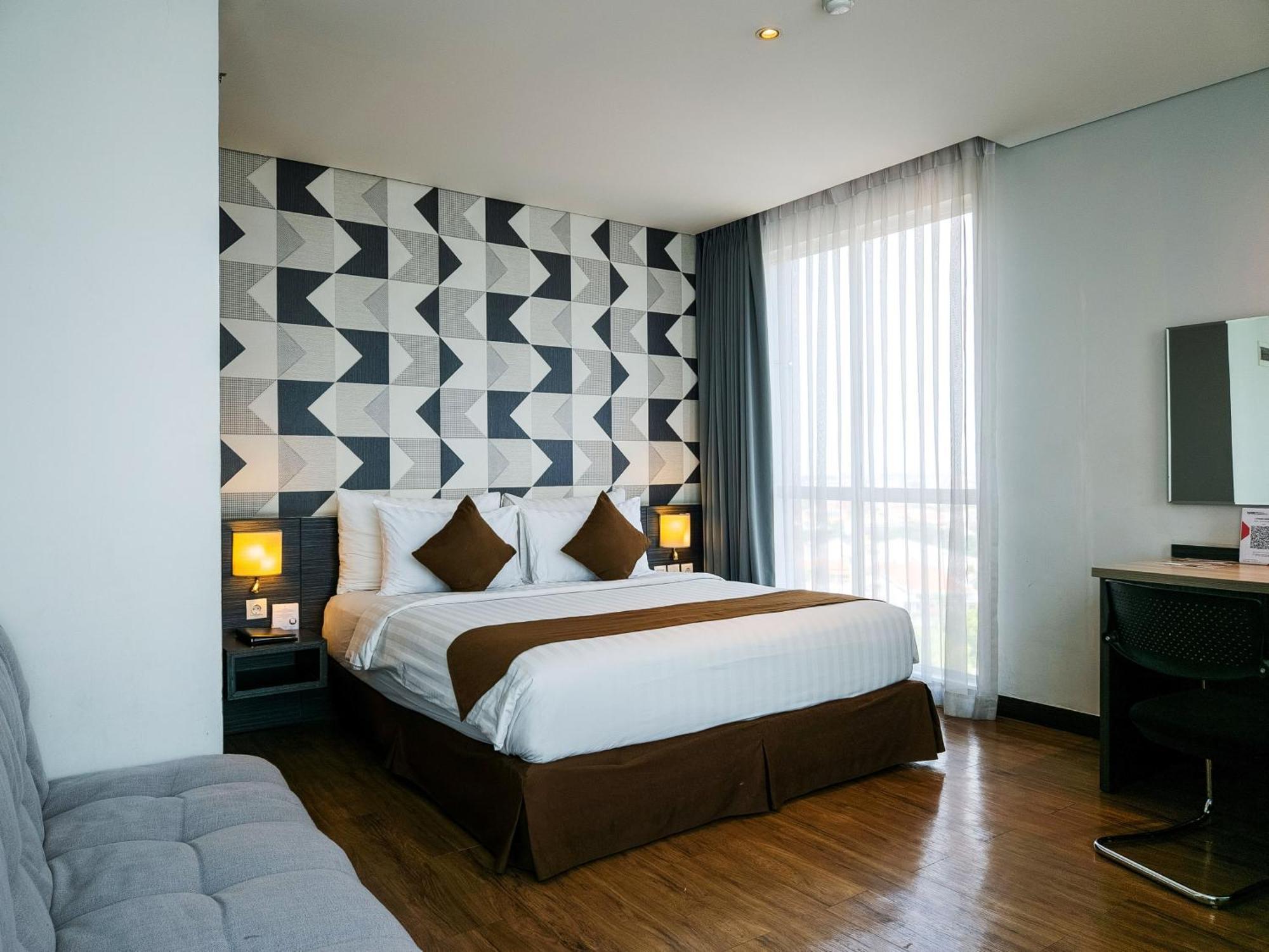 ลูมิเนอร์ โฮเทล เจมูร์ซารี Hotel สุราบายา ภายนอก รูปภาพ