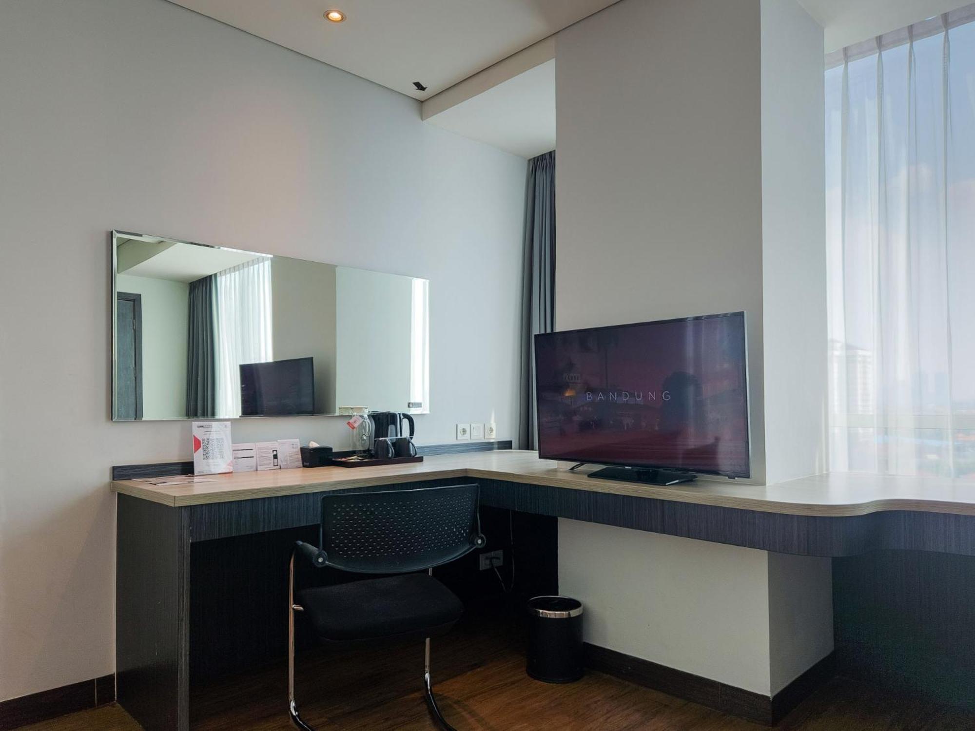 ลูมิเนอร์ โฮเทล เจมูร์ซารี Hotel สุราบายา ภายนอก รูปภาพ