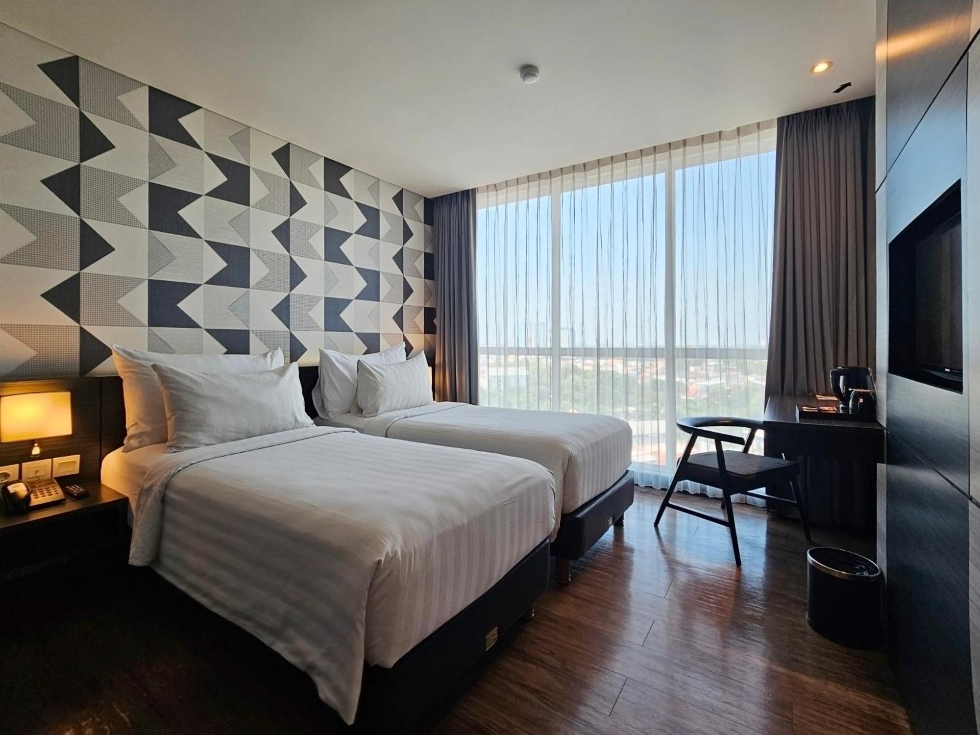 ลูมิเนอร์ โฮเทล เจมูร์ซารี Hotel สุราบายา ภายนอก รูปภาพ