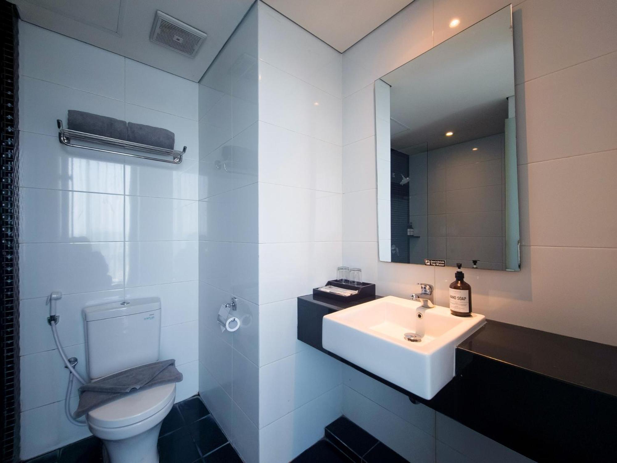 ลูมิเนอร์ โฮเทล เจมูร์ซารี Hotel สุราบายา ภายนอก รูปภาพ