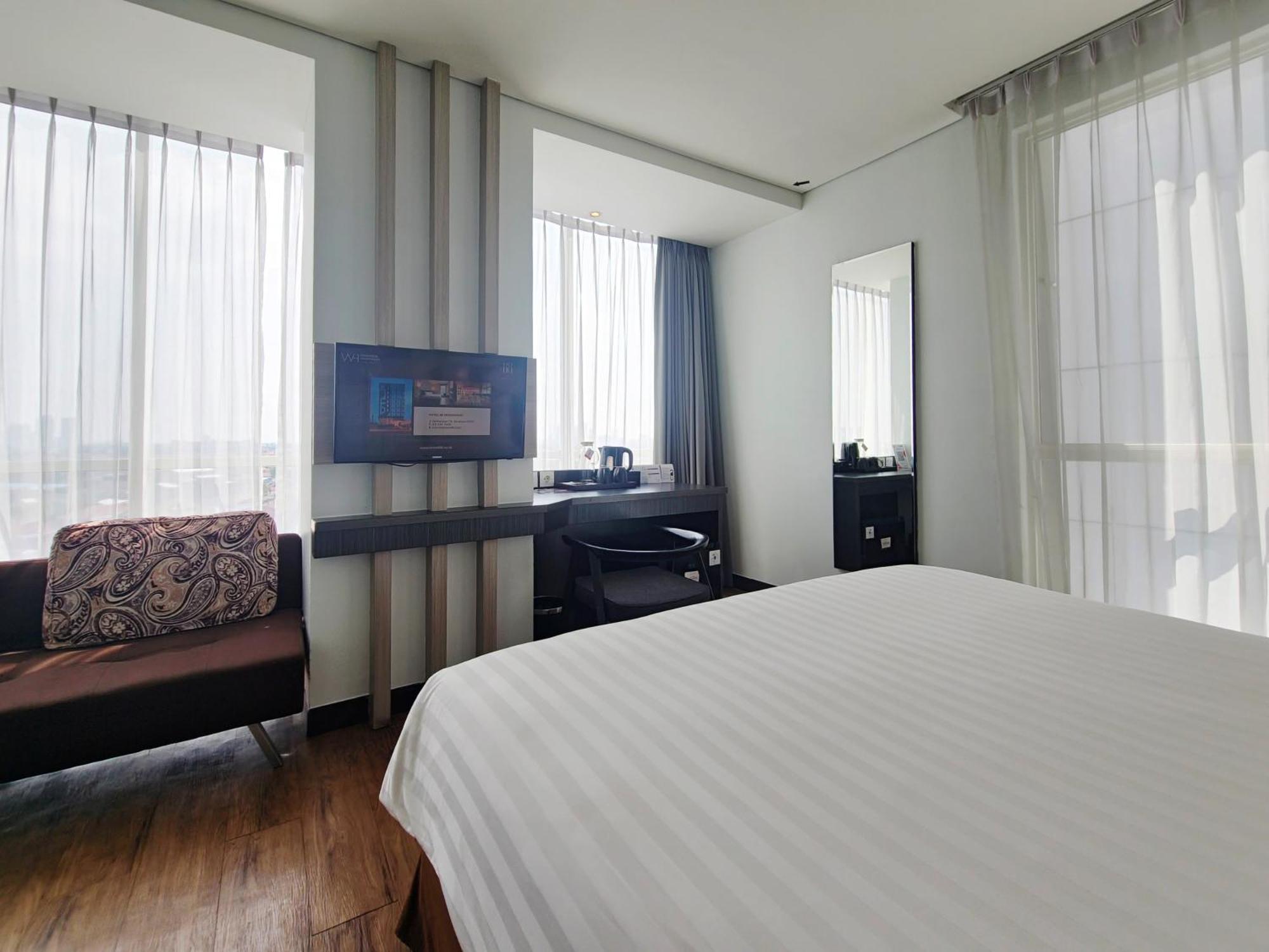 ลูมิเนอร์ โฮเทล เจมูร์ซารี Hotel สุราบายา ภายนอก รูปภาพ